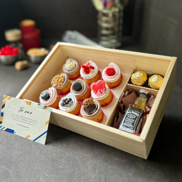 Caja de madera con 9 mini cupcakes + Mini Jack Daniels + 2 Chocolates Ferrero Rocher + Dedicatoria