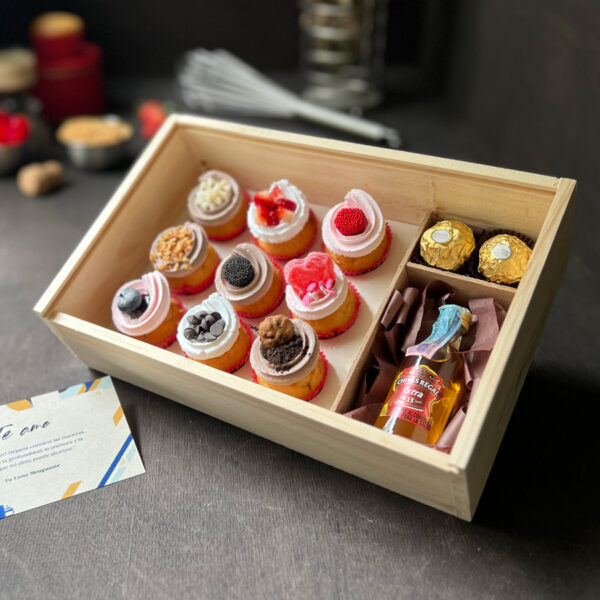 Caja de madera con 9 mini cupcakes + Mini Chivas Regal + 3 Ferrero Rocher + Dedicatoria