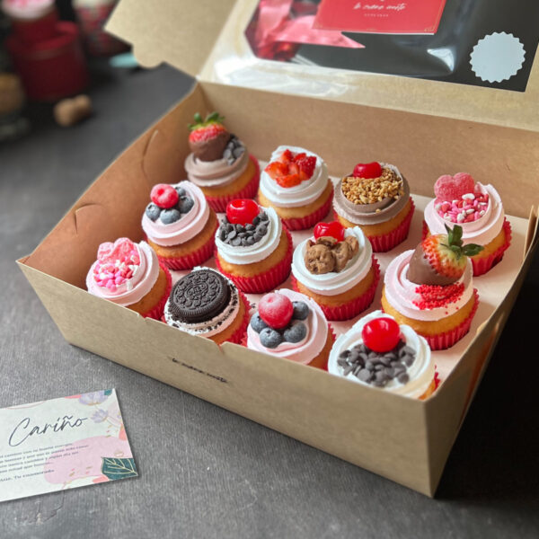 Caja de Cartón con 12 Cupcakes + Dedicatoria