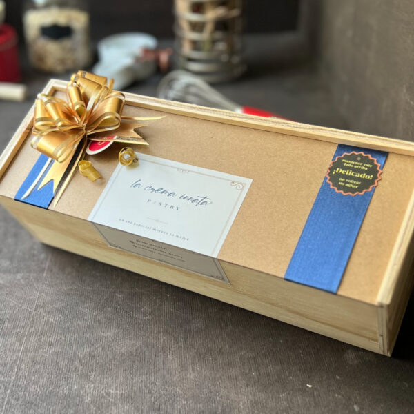 Caja de madera con 6 Galletas + 2 Cupcakes + 3 Ferrero Rocher + Dedicatoria - Image 3
