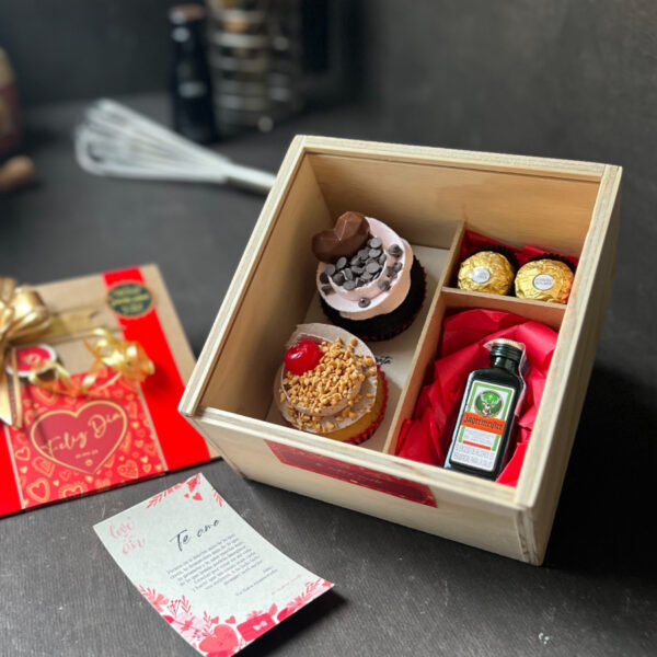 Caja de madera con 2 cupcakes + Mini Jägermeister + 2 Chocolates Ferrero Rocher + Dedicatoria A&A