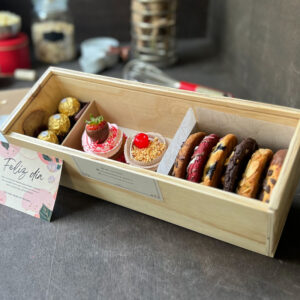 Caja de madera con 6 Galletas + 2 Cupcakes + 3 Ferrero Rocher + Dedicatoria