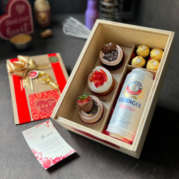 Caja de madera con 3 cupcakes + Cerveza importada + 4 chocolates Ferrero Rocher + Dedicatoria A&A