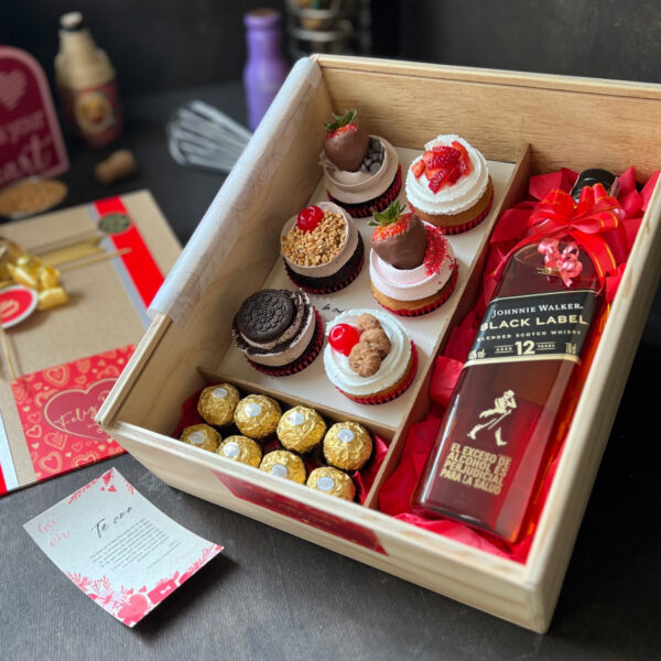 Caja de madera con 6 cupcakes + Whisky Johnnie Walker Sello Negro 700ml + 8 chocolates Ferrero Rocher + Dedicatoria A&A