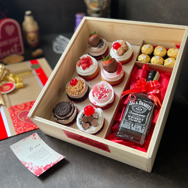 Caja de madera con 8 cupcakes + Whiskey Jack Daniels + 6 chocolates Ferrero Rocher + Dedicatoria A&A