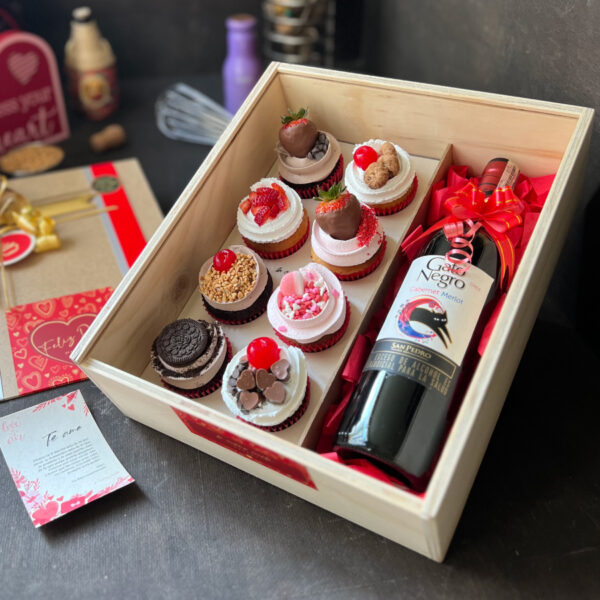 Caja de madera con 8 cupcakes + Vino Gato Negro 750ml + Dedicatoria A&A