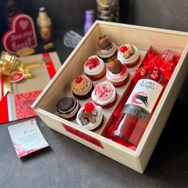 Caja de madera con 8 cupcakes + Vino Rosado Gato Negro 750ml + Dedicatoria A&A