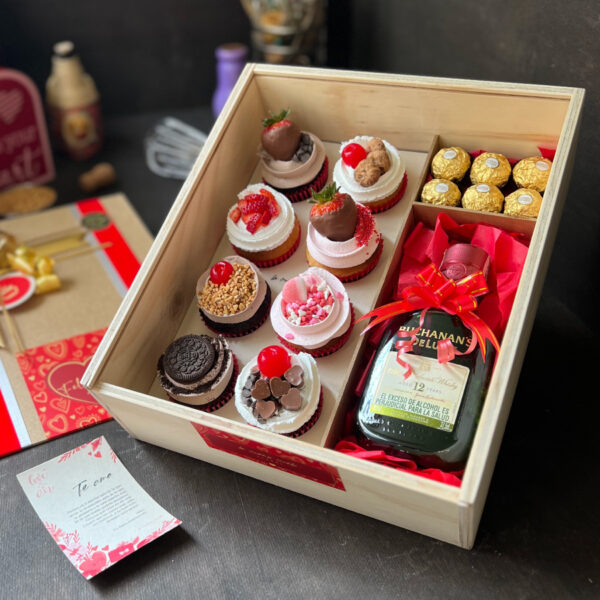 Caja de madera con 8 cupcakes + Whisky Buchanan´s + 6 chocolates Ferrero Rocher + Dedicatoria A&A