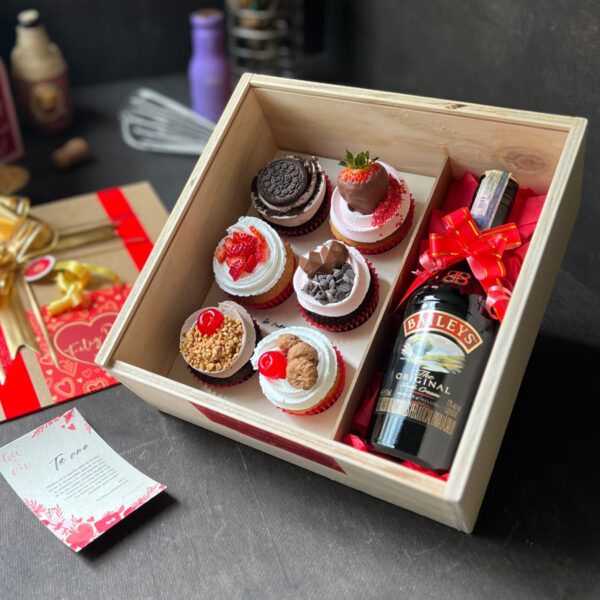 Caja de madera con 6 cupcakes + Baileys + Dedicatoria A&A