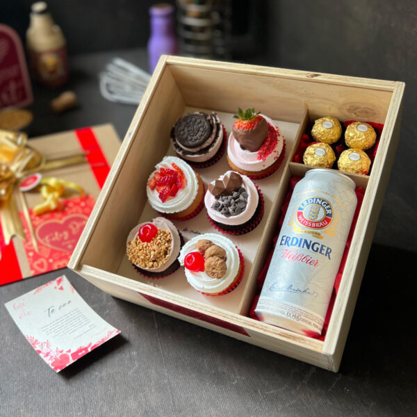 Caja de madera con 6 cupcakes + Cerveza importada + 4 chocolates Ferrero Rocher + Dedicatoria A&A