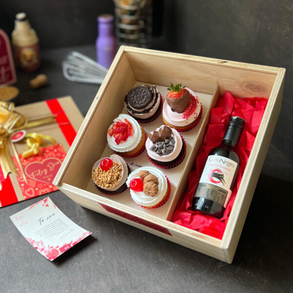 Caja de madera con 6 cupcakes + Vino Gato Negro + Dedicatoria A&A