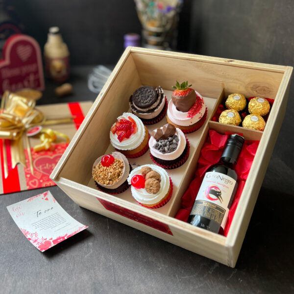 Caja de madera con 6 cupcakes + Vino Gato Negro + 4 chocolates Ferrero Rocher + Dedicatoria A&A