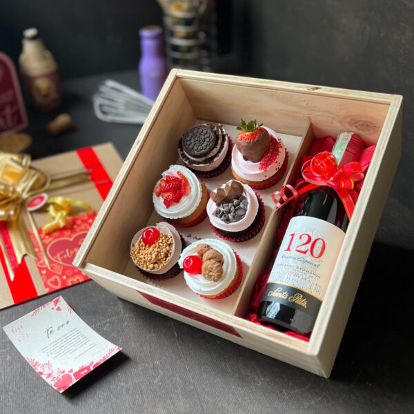 Caja de madera con 6 cupcakes + Vino Santa Rita + Dedicatoria A&A