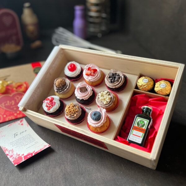 Caja de madera con 9 mini cupcakes + Mini Jägermeister + 2 Chocolates Ferrero Rocher + Dedicatoria A&A