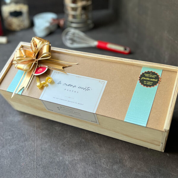 Caja de madera con 6 Galletas + 2 Cupcakes + 3 Ferrero Rocher + Dedicatoria - Image 2