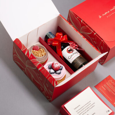 2 cupcakes + vino Gato Negro + dedicatoria personalizada