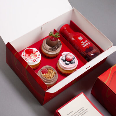 4 cupcakes + café frío Juan Valdez + dedicatoria personalizada