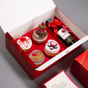 4 cupcakes + vino Gato Negro + dedicatoria personalizada