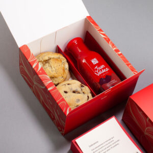 4 galletas + café frío Juan Valdez + dedicatoria personalizada