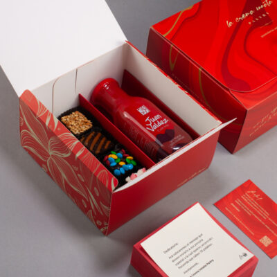 8 mini brownies + café frío Juan Valdez + dedicatoria personalizada