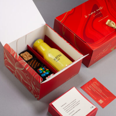 8 mini brownies + té frío Hatsu + dedicatoria personalizada