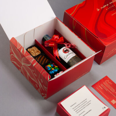 8 mini brownies + vino Gato Negro + dedicatoria personalizada