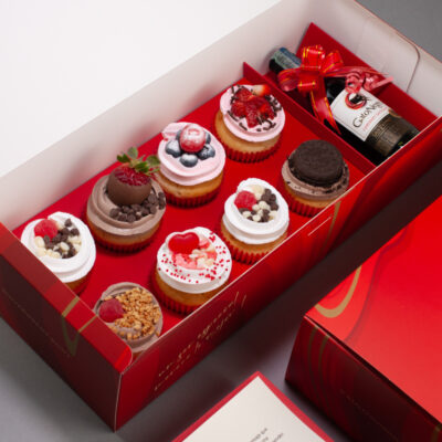 8 cupcakes + vino Gato Negro + dedicatoria personalizada