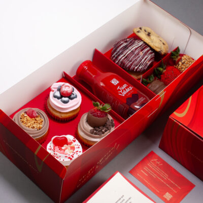 4 cupcakes + 3 galletas + 3 fresas cubiertas + café Juan Valdez +  dedicatoria personalizada