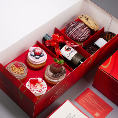 4 cupcakes + 3 galletas + 3 fresas cubiertas + vino Gato Negro + dedicatoria personalizada