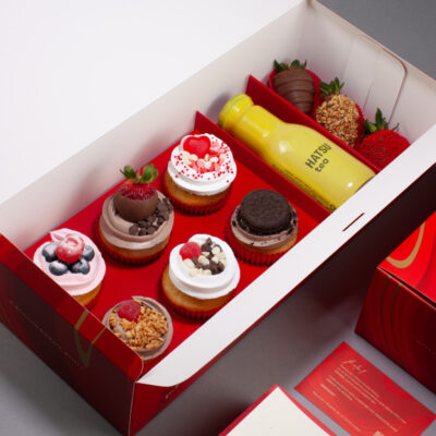 6 cupcakes + 3 fresas cubiertas + té Hatsu dedicatoria personalizada