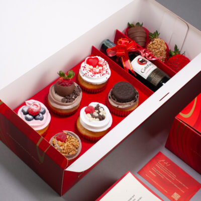 6 cupcakes + 3 fresas cubiertas + vino Gato Negro + dedicatoria personalizada