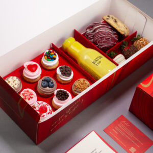 9 mini cupcakes + 3 galletas + 3 fresas cubiertas + té Hatsu + Dedicatoria personalizada