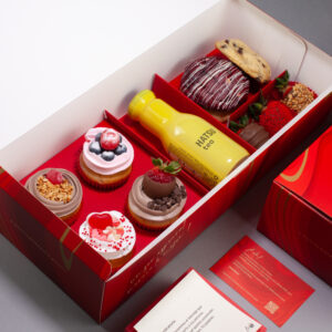 4 cupcakes + 3 galletas + 3 mini brownies + té Hatsu dedicatoria personalizada