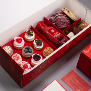 9 mini cupcakes + 3 galletas + 3 fresas cubiertas + café Juan Valdez + Dedicatoria personalizada