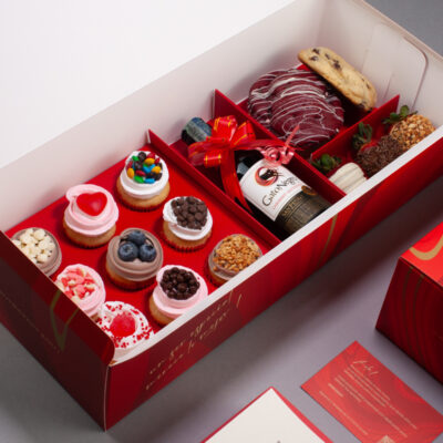 9 mini cupcakes + 3 galletas + 3 fresas cubiertas + vino Gato Negro + Dedicatoria personalizada